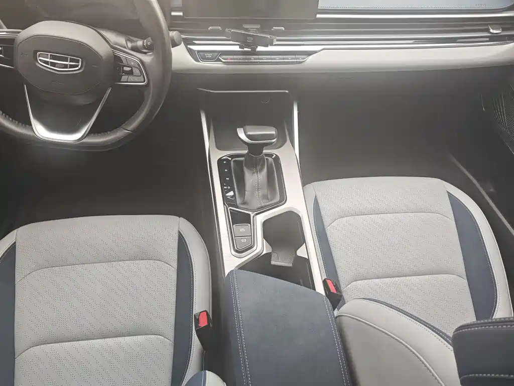 Geely Emgrand 2022