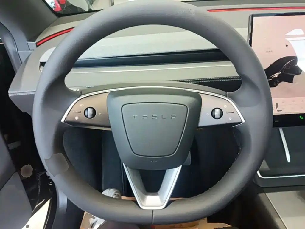 Tesla Model Y L 2026 — фото 11