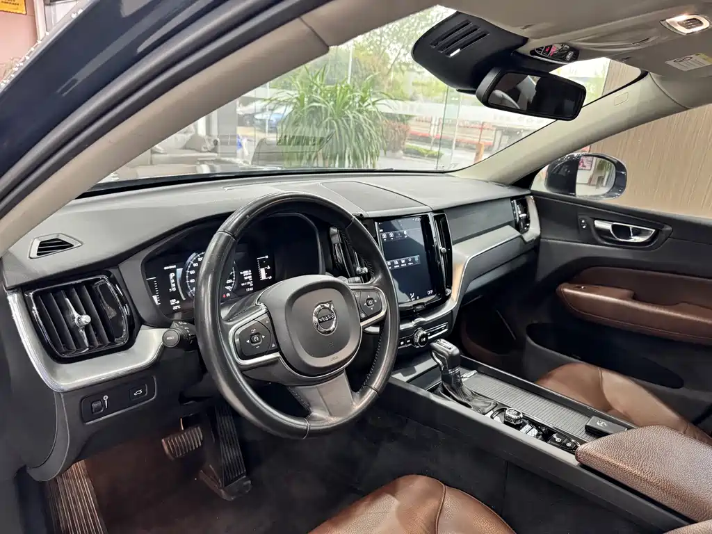 Volvo XC60 2020 — фото 10