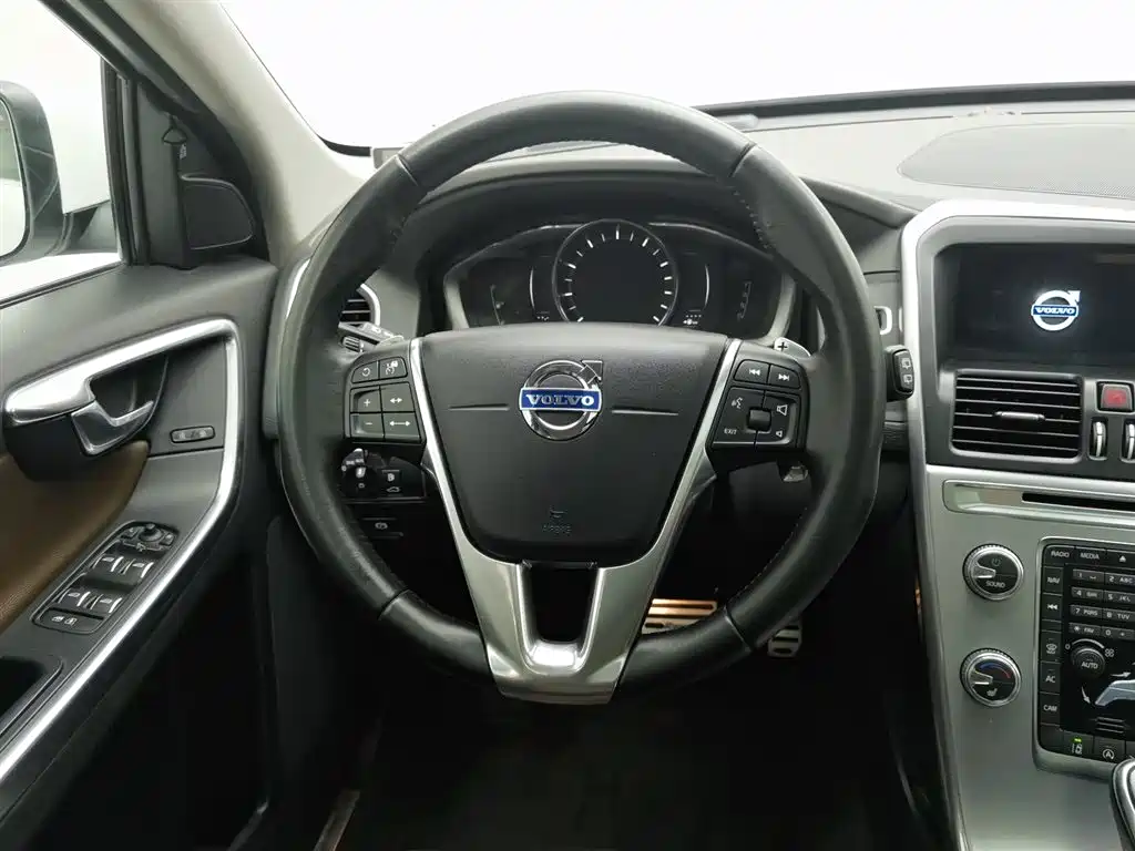 Volvo XC60 2016 — фото 11