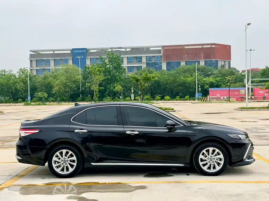 Toyota Camry 2023 — фото 7