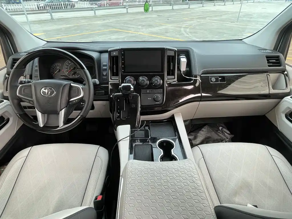 Toyota Hiace 2024 — фото 27