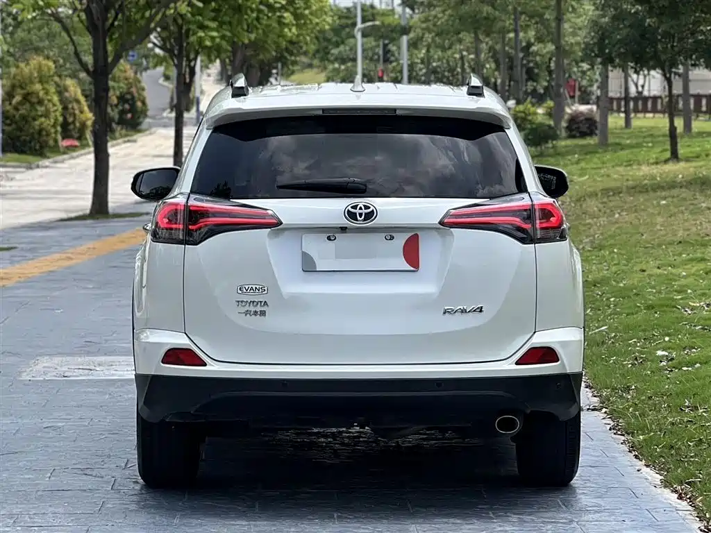 Toyota RAV4 2017 — фото 5
