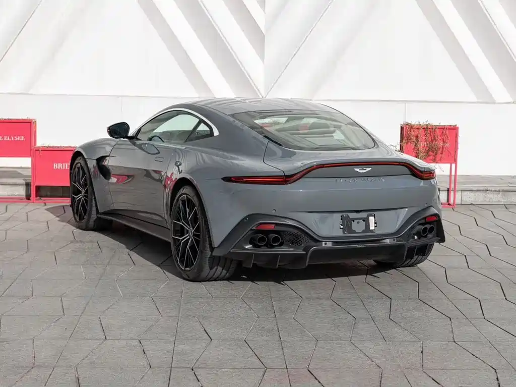 Aston Martin V8 Vantage 2022 — фото 4