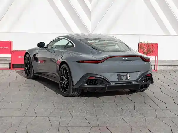 Aston Martin V8 Vantage 2022