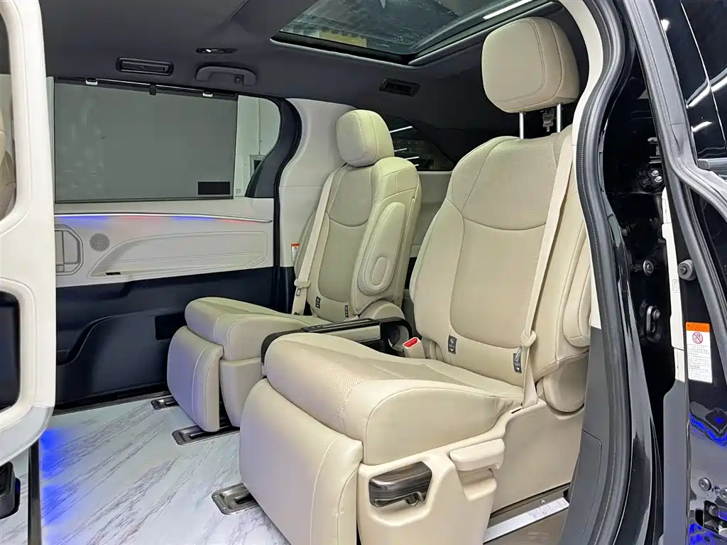 Toyota Granvia 2023 — фото 17