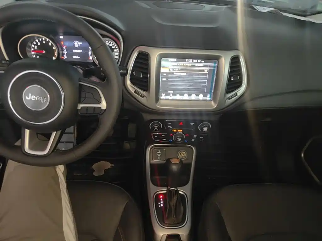 Jeep Compass 2017 — фото 10