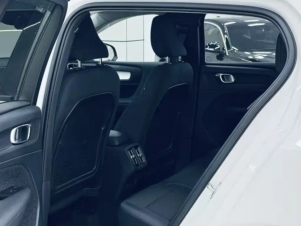 Volvo XC40 2022 — фото 10