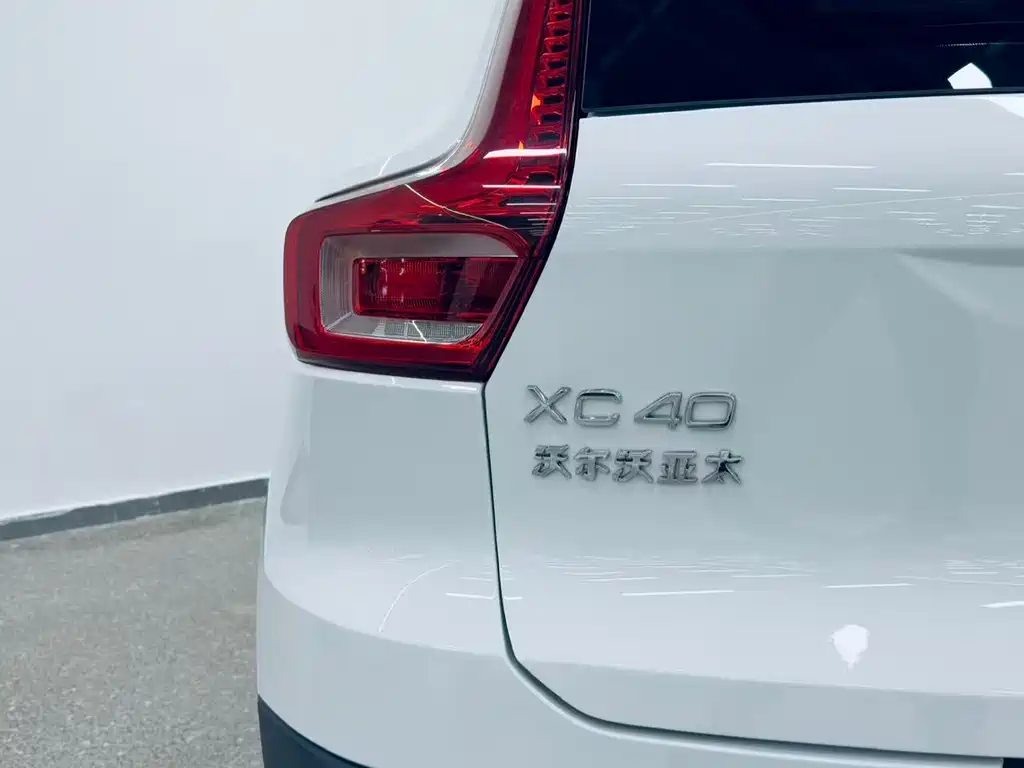 Volvo XC40 2022 — фото 13