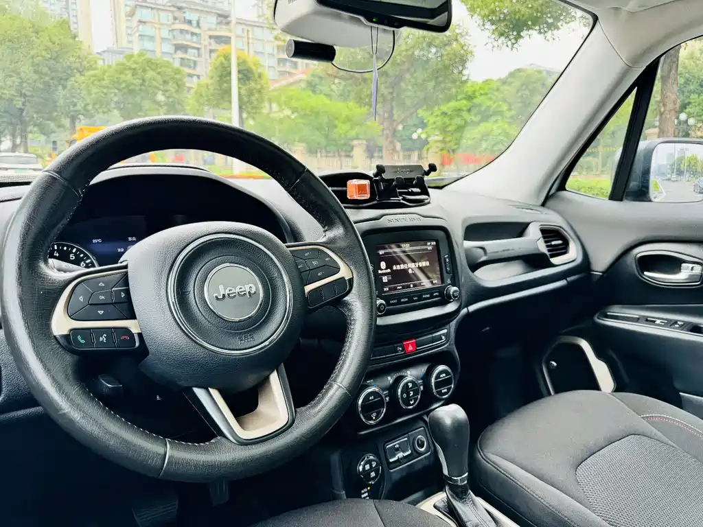 Jeep Renegade 2016 — фото 8