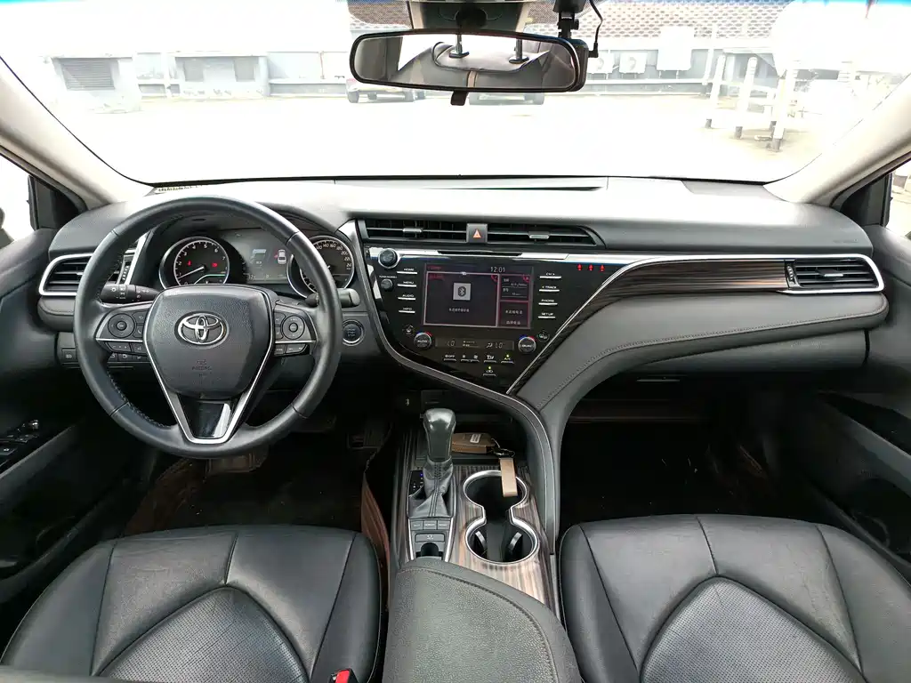 Toyota Camry 2018 — фото 7