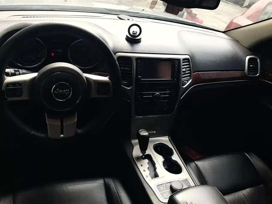 Jeep Grand Cherokee 2013 — фото 12