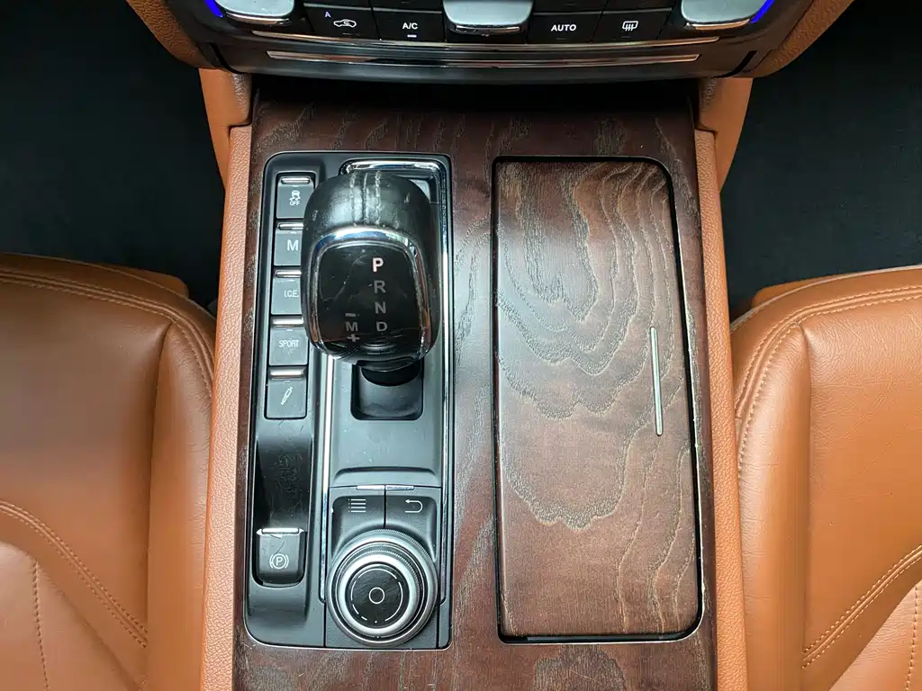 Maserati Quattroporte 2018 — фото 18