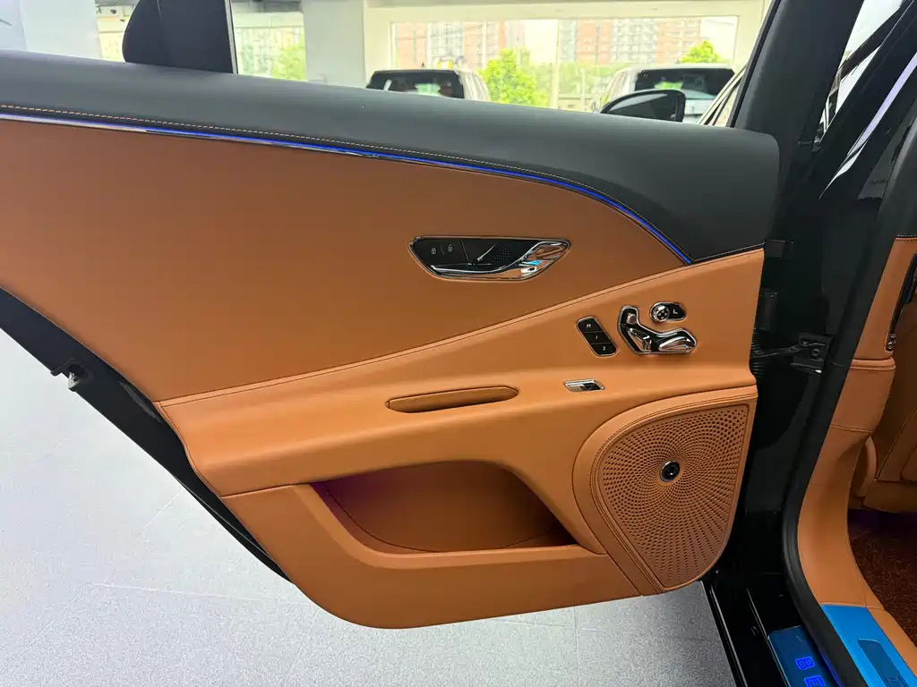 Bentley Flying Spur 2025 — фото 17