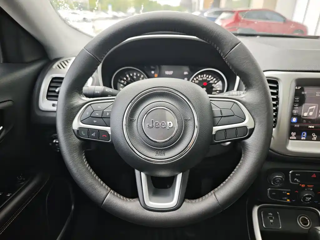 Jeep Compass 2017 — фото 8