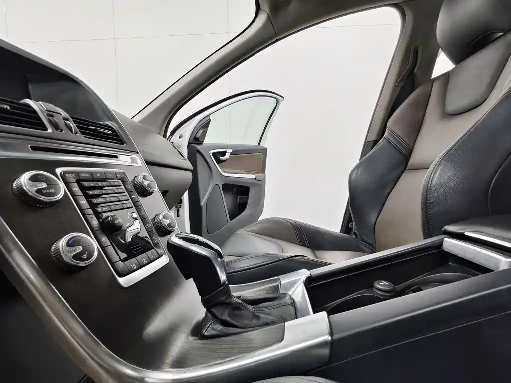 Volvo XC60 2015 — фото 12