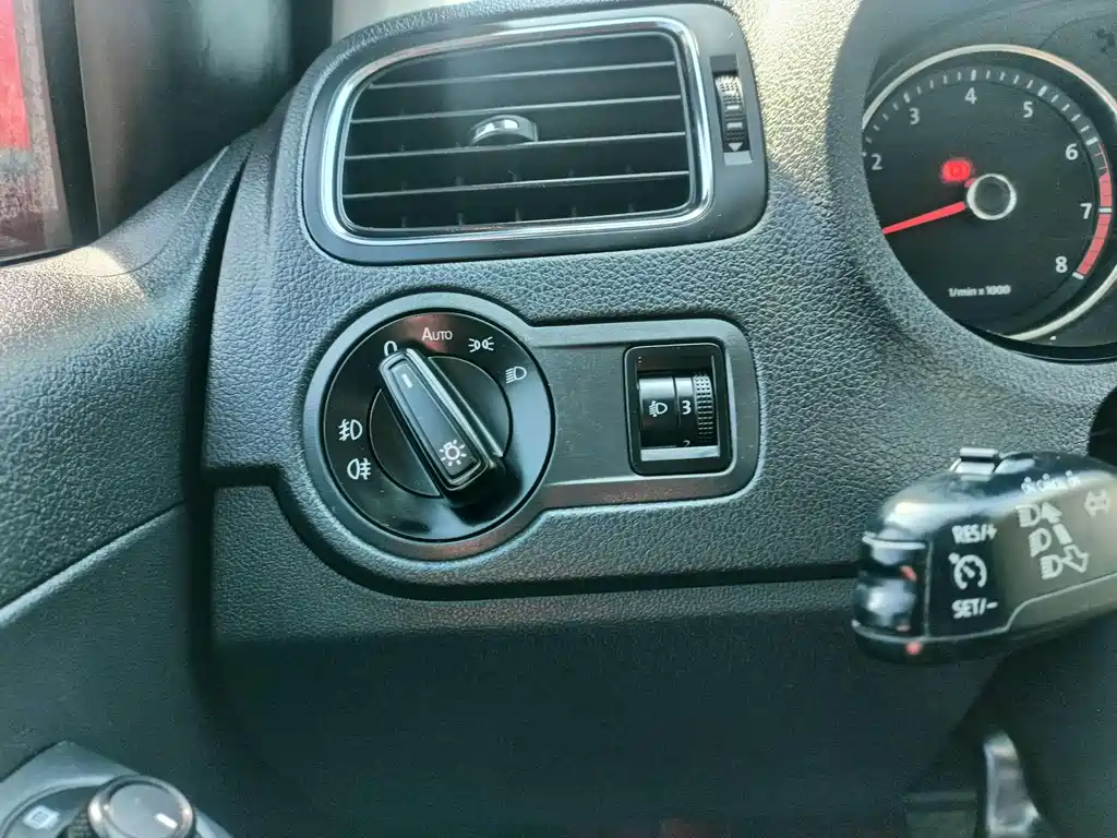Volkswagen Polo 2015 — фото 14