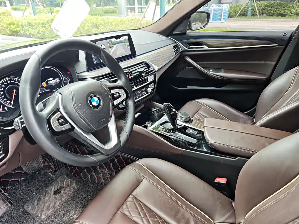 BMW 5 Series 2018 — фото 14