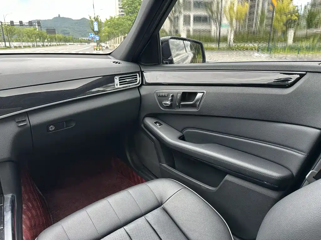 Mercedes-Benz E-Class 2016 — фото 15
