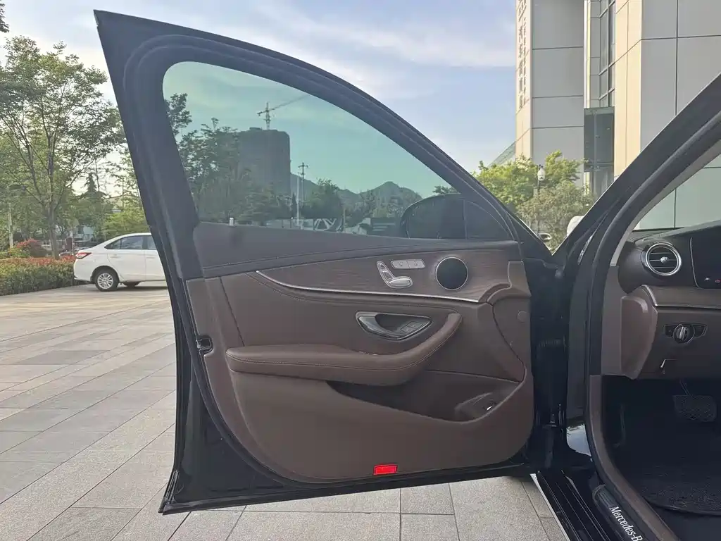 Mercedes-Benz E-Class 2022 — фото 13