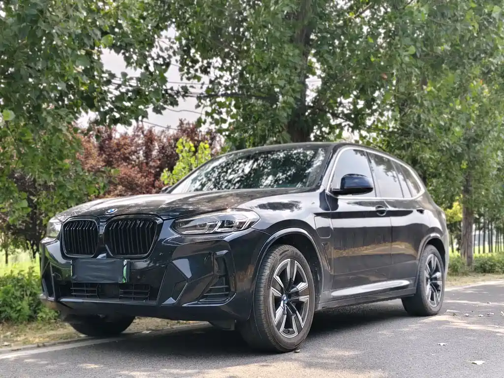BMW iX3 2025