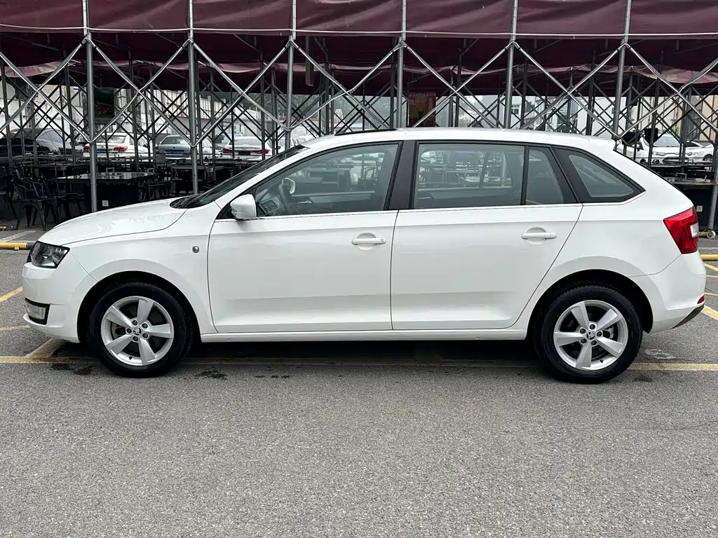 Skoda Rapid Spaceback 2015 — фото 7