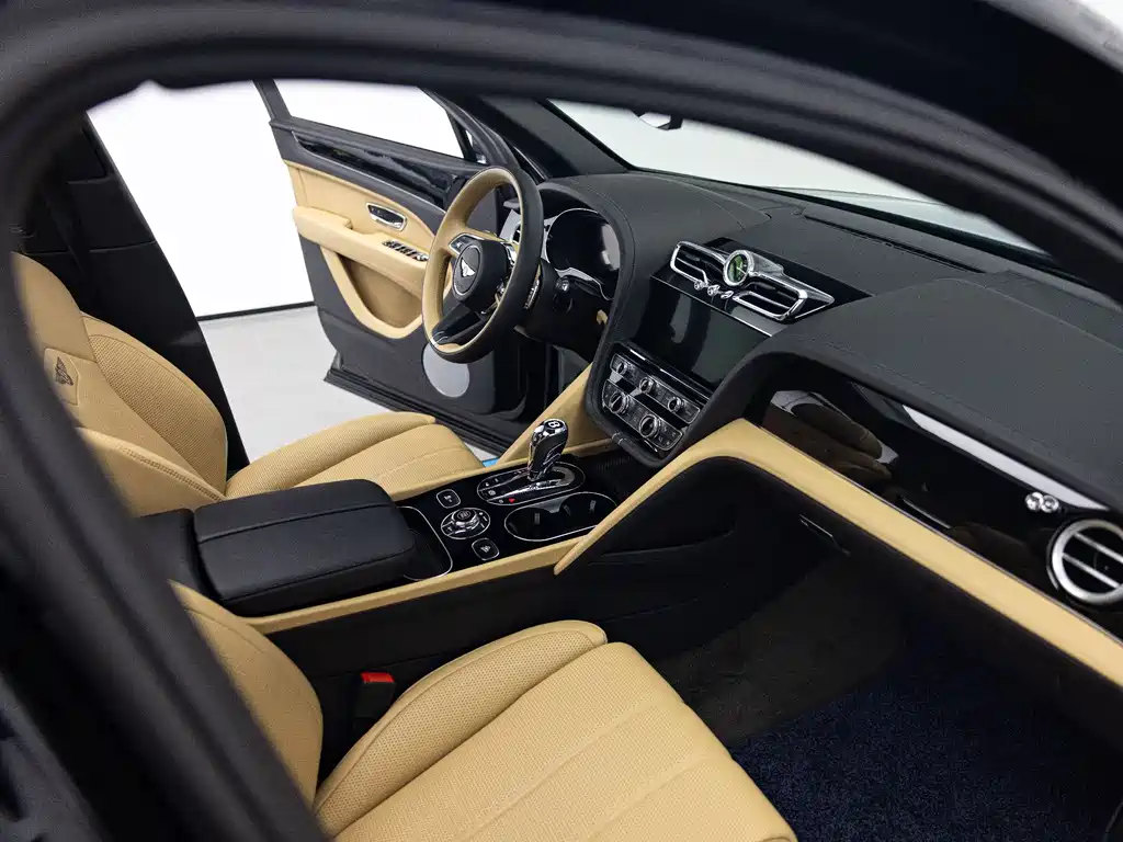 Bentley Bentayga 2023 — фото 10
