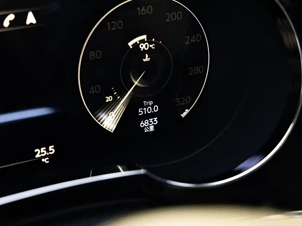 Bentley Bentayga 2023 — фото 18