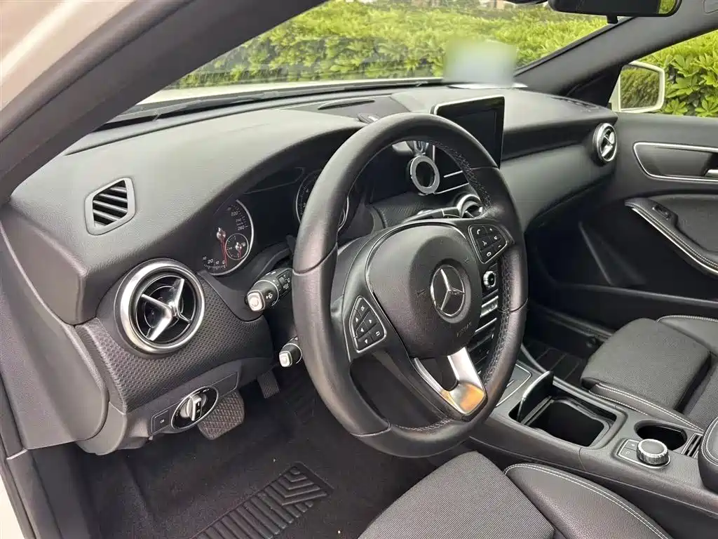 Mercedes-Benz A-Class 2017 — фото 16