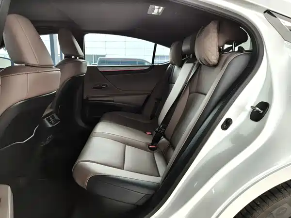 Lexus ES 2026
