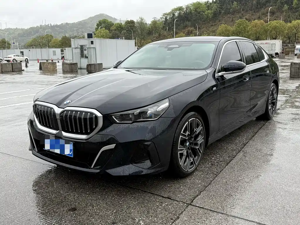 BMW 5 Series 2025 — фото 1