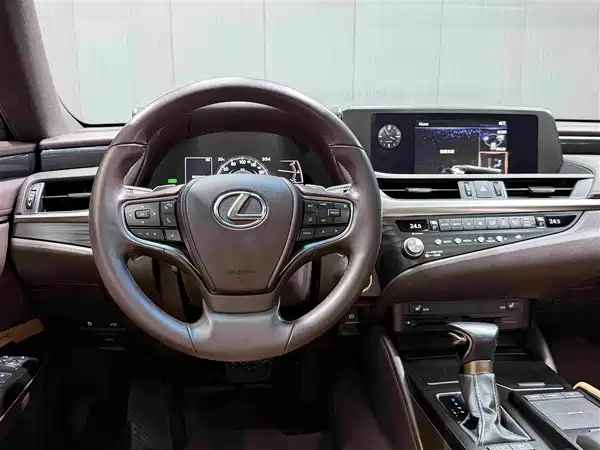 Lexus ES 2021