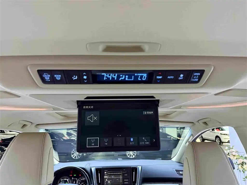 Toyota Vellfire 2021 — фото 16