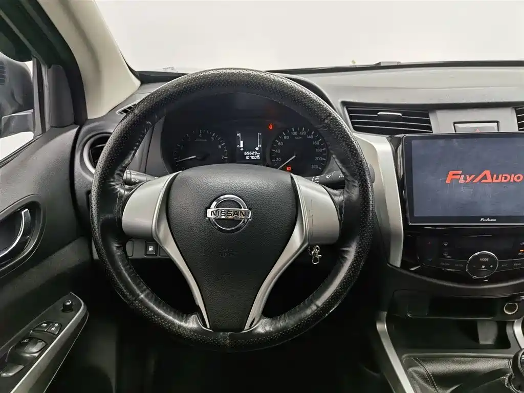 Nissan Navara 2018 — фото 11