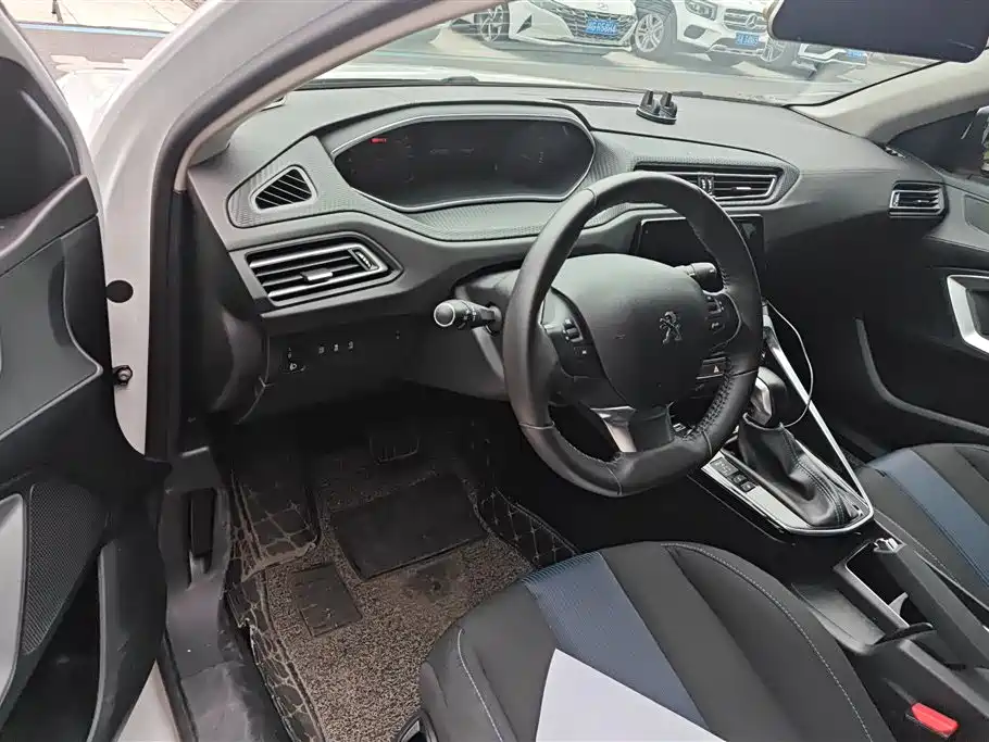 Peugeot 308 2019 — фото 12