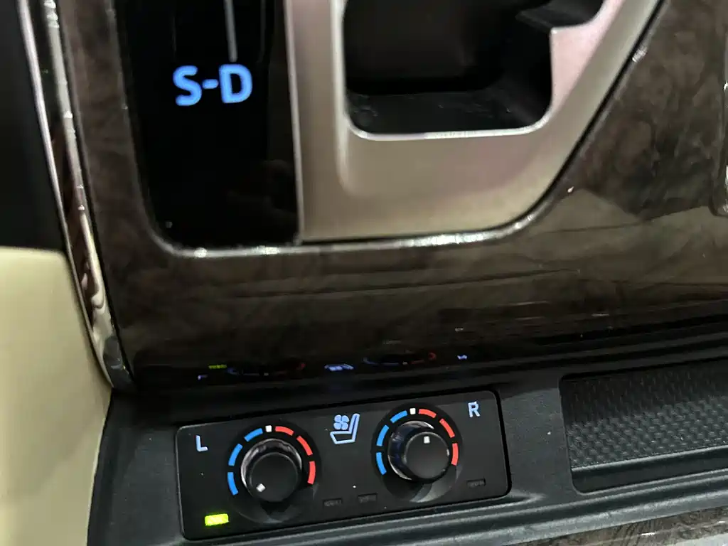 Toyota Vellfire 2023 — фото 9