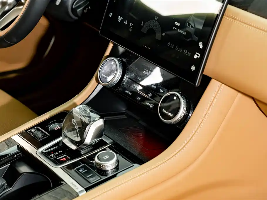 Jaguar XFL 2025 — фото 19