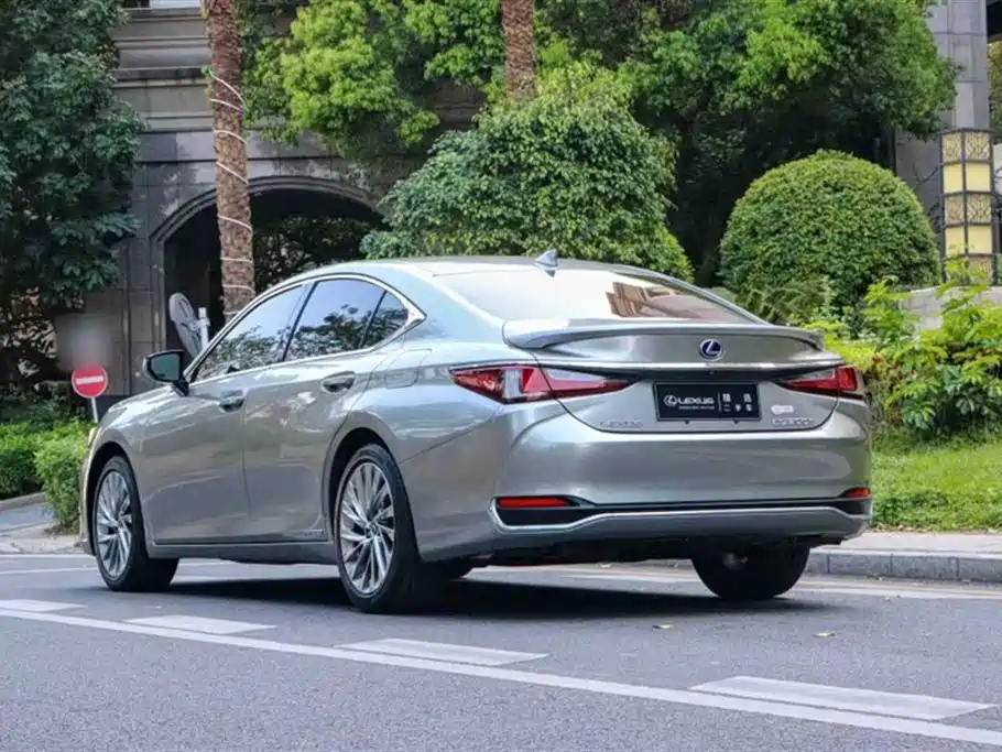 Lexus ES 2022 — фото 13