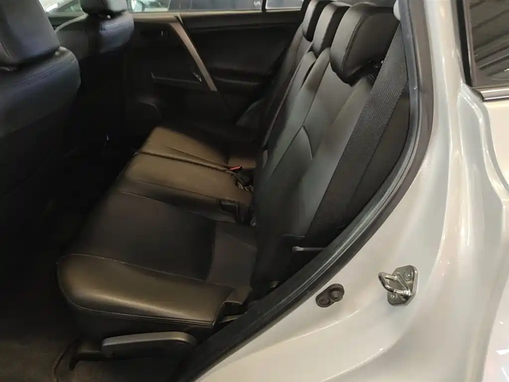 Toyota RAV4 2015 — фото 17