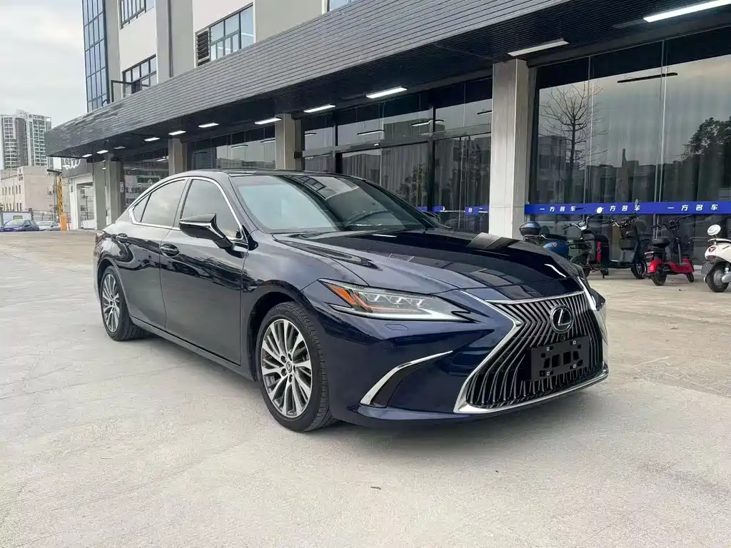 Lexus ES 2018 — фото 1