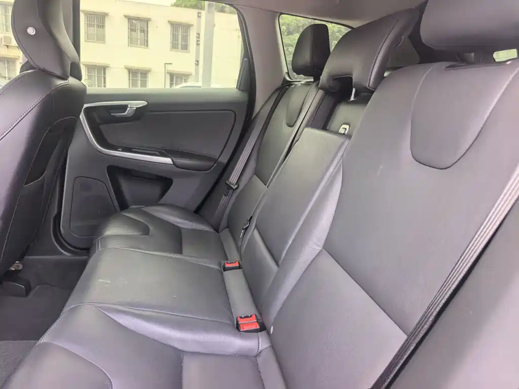 Volvo XC60 2017 — фото 22