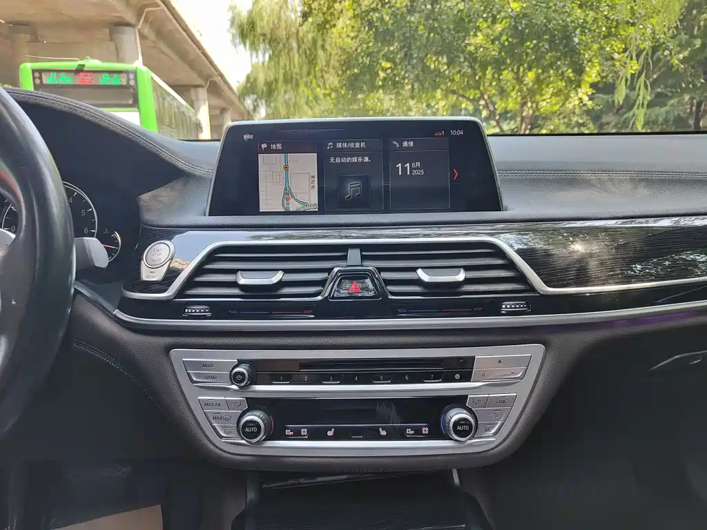 BMW 7 Series 2017 — фото 14