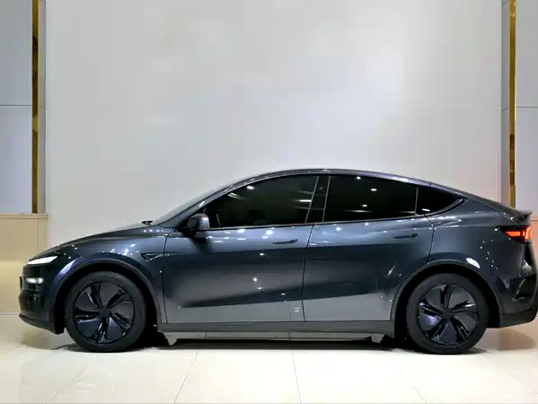 Tesla Model Y 2025