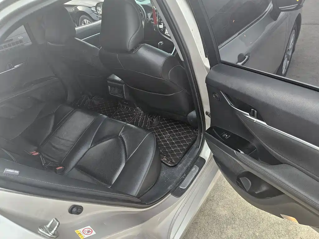 Toyota Camry 2018 — фото 17