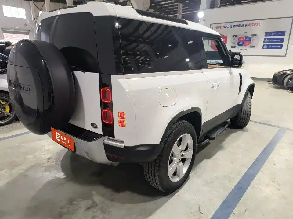 Land Rover Defender 2025