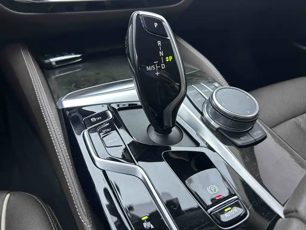 BMW 5 Series 2021 — фото 11