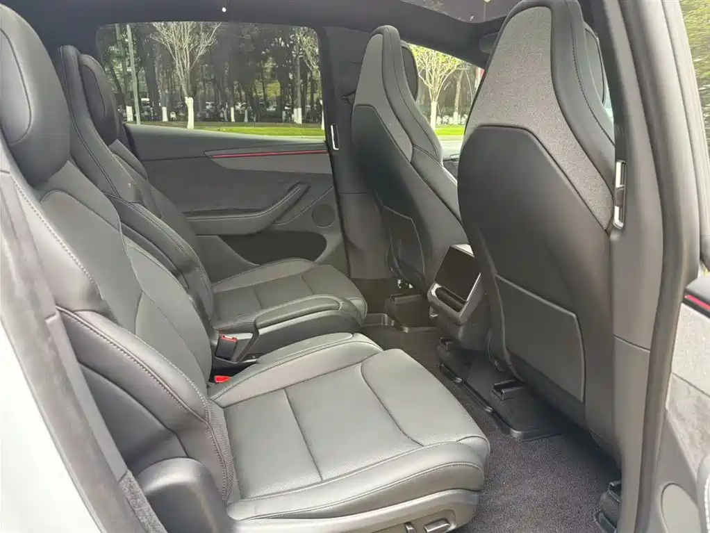 Tesla Model Y L 2025 — фото 11