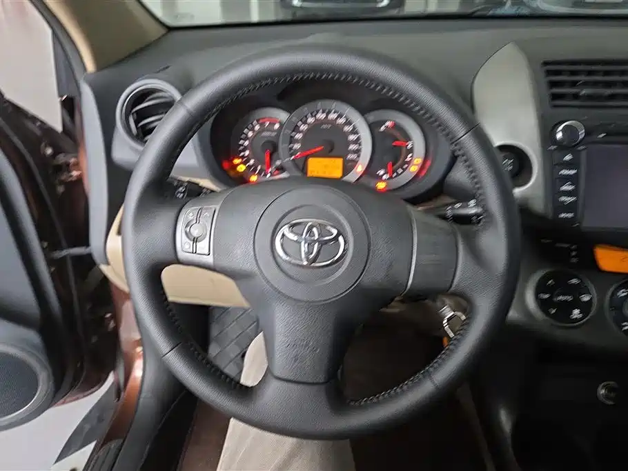 Toyota RAV4 2011 — фото 15
