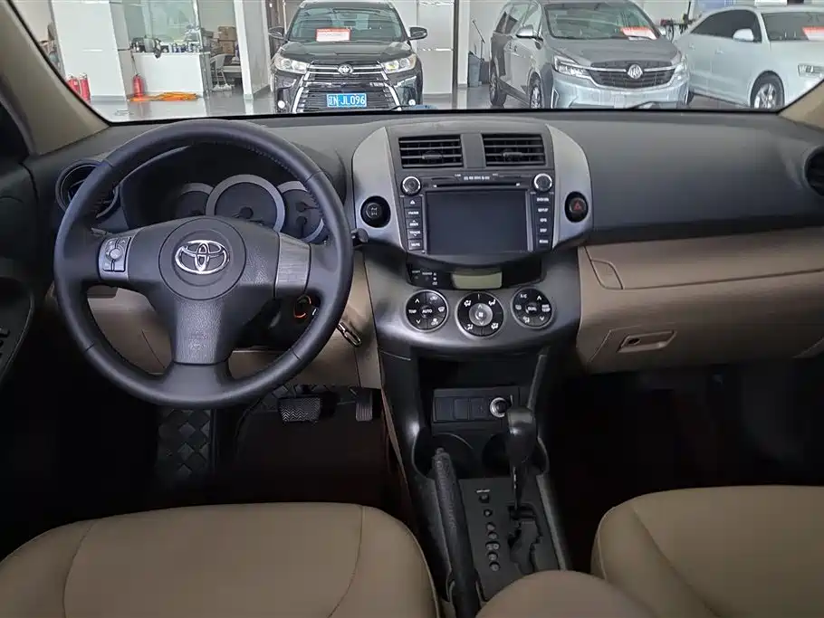 Toyota RAV4 2011 — фото 12