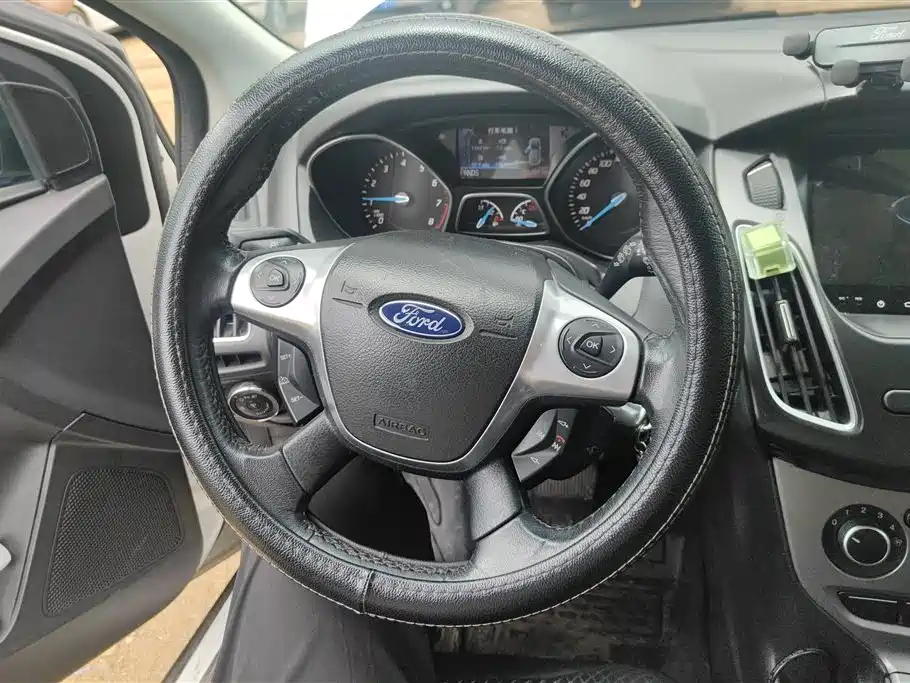 Ford Focus 2014 — фото 14